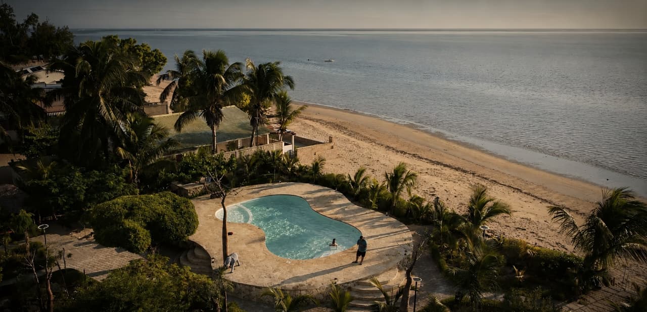 La piscine et le jardin tropical de la propriété